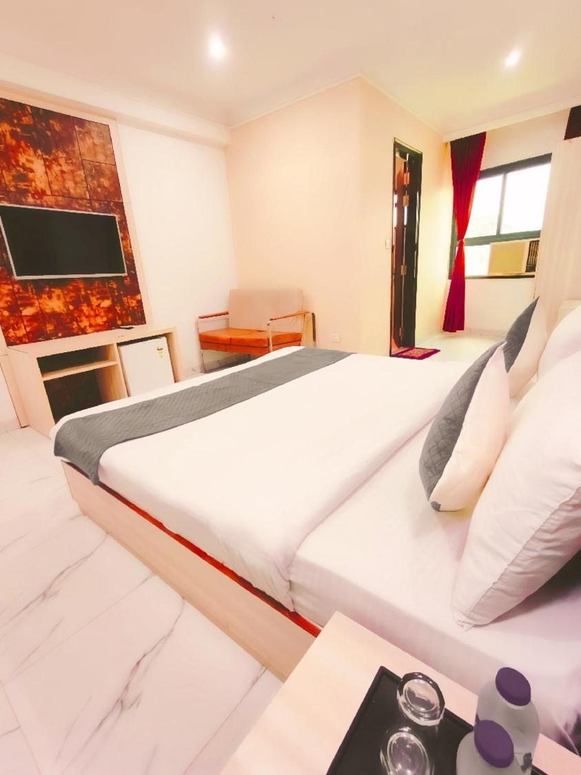 Hotel Almora Sky Near By Delhi International Airport With - Free Airport Pickup And Drop Ню Делхи Екстериор снимка