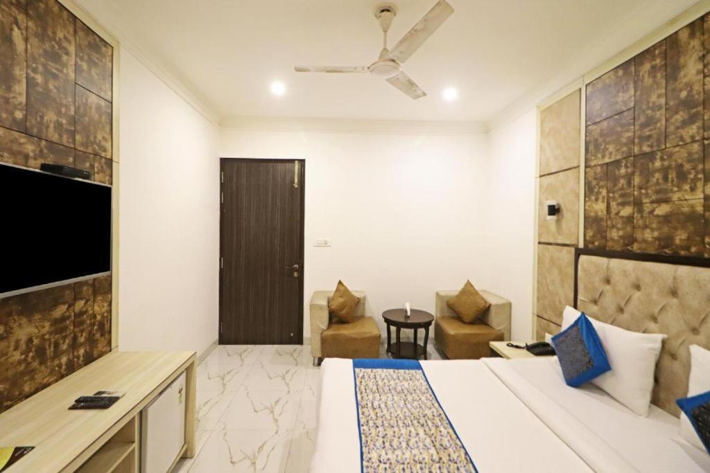 Hotel Almora Sky Near By Delhi International Airport With - Free Airport Pickup And Drop Ню Делхи Екстериор снимка
