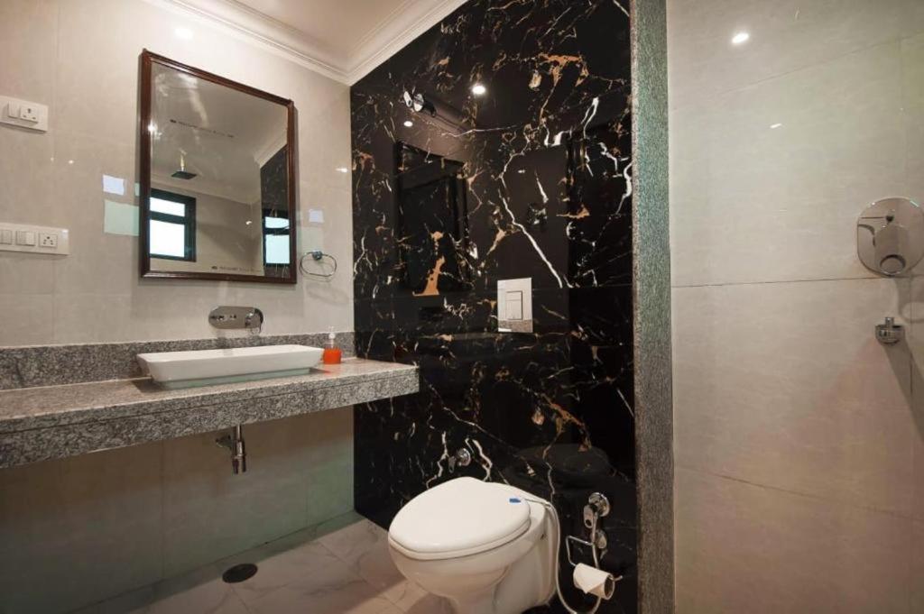 Hotel Almora Sky Near By Delhi International Airport With - Free Airport Pickup And Drop Ню Делхи Екстериор снимка