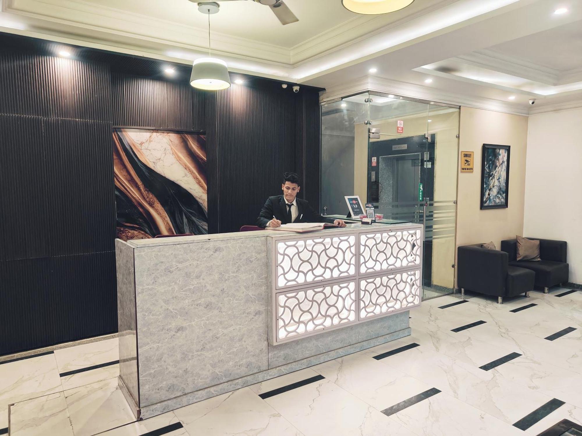 Hotel Almora Sky Near By Delhi International Airport With - Free Airport Pickup And Drop Ню Делхи Екстериор снимка
