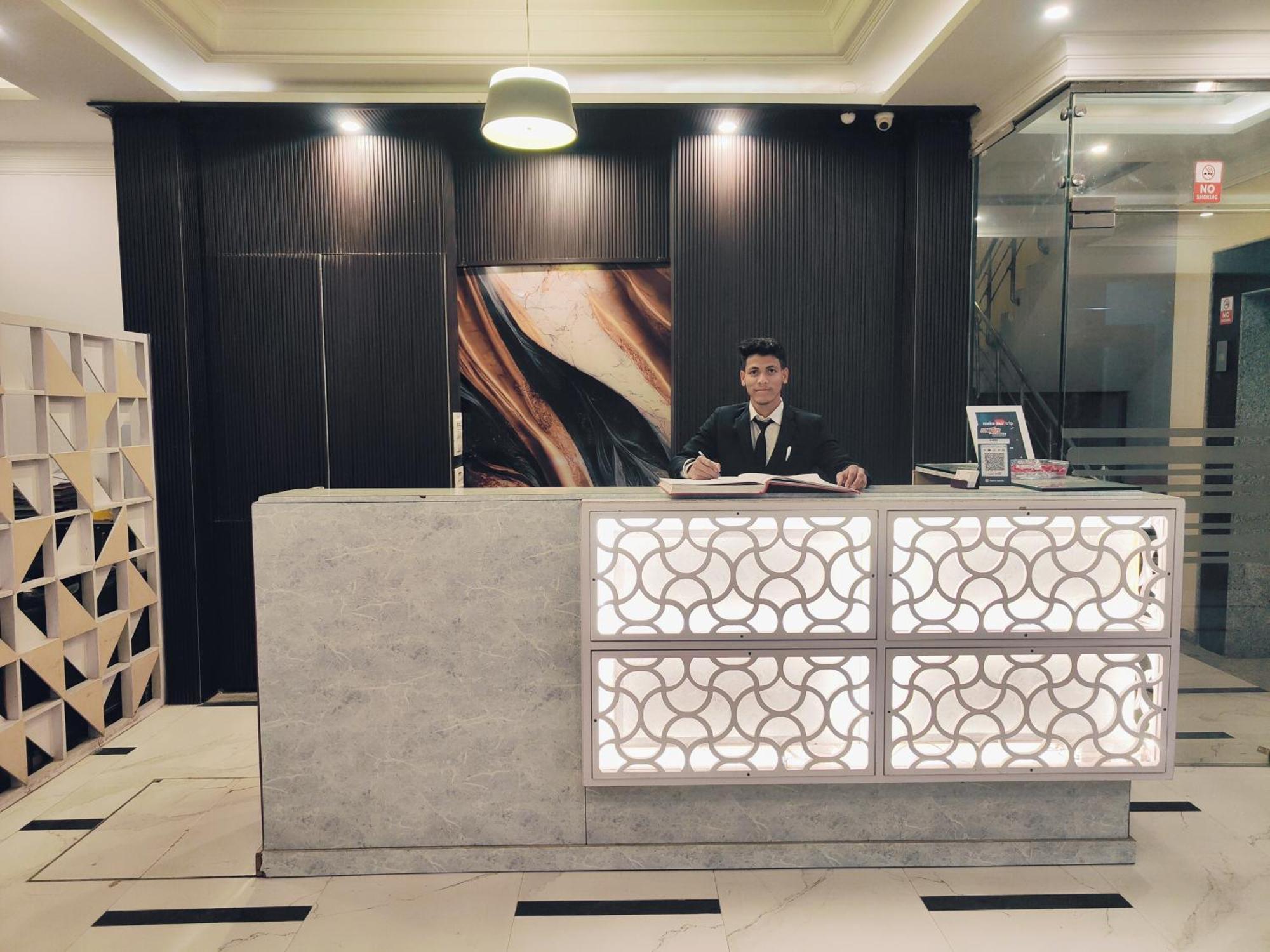 Hotel Almora Sky Near By Delhi International Airport With - Free Airport Pickup And Drop Ню Делхи Екстериор снимка